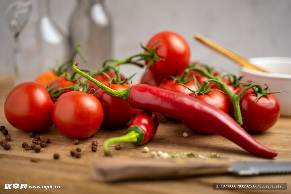 新鲜多彩蔬菜摆于案板上