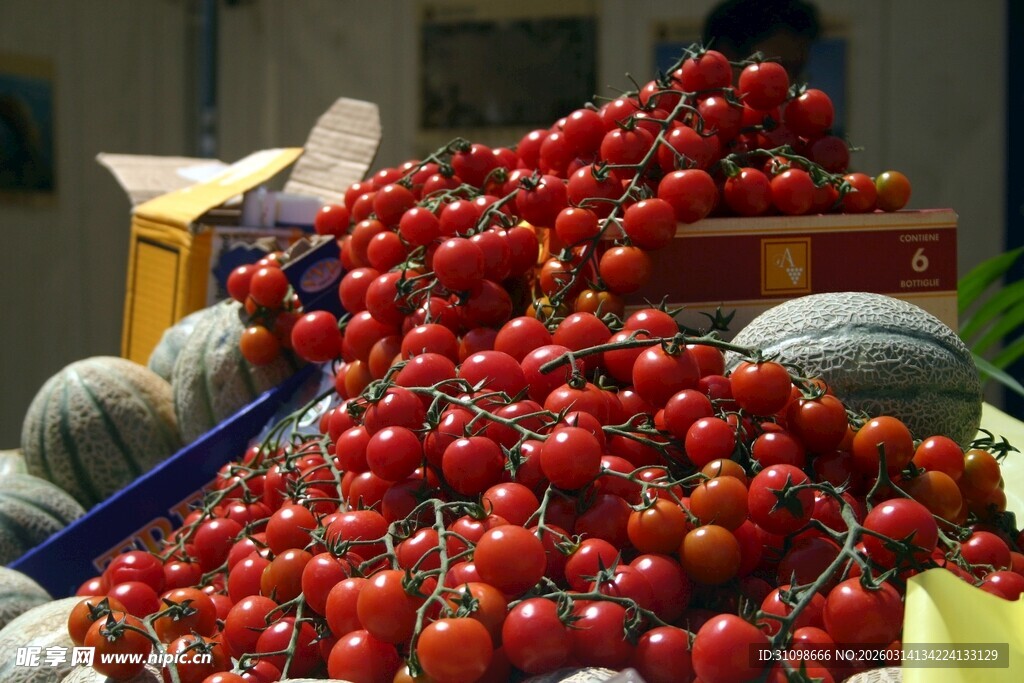 新鲜饱满的红樱桃堆叠