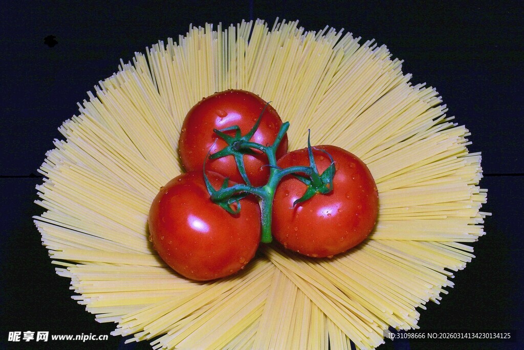番茄与意面的简约组合