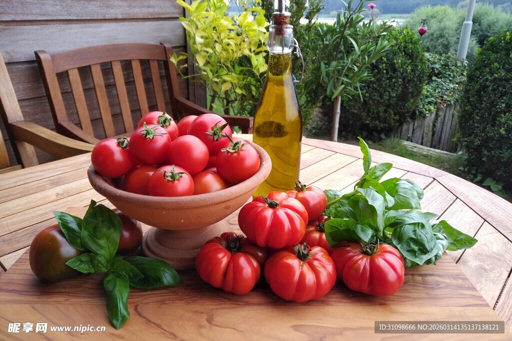 木桌上的新鲜多彩番茄