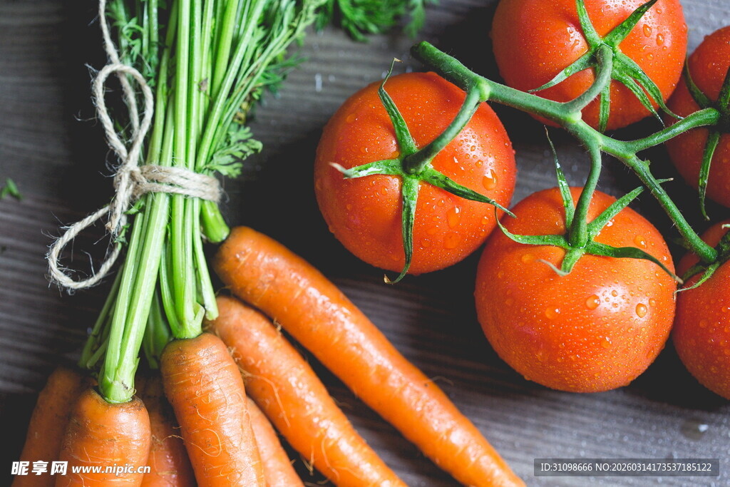 新鲜胡萝卜与西红柿