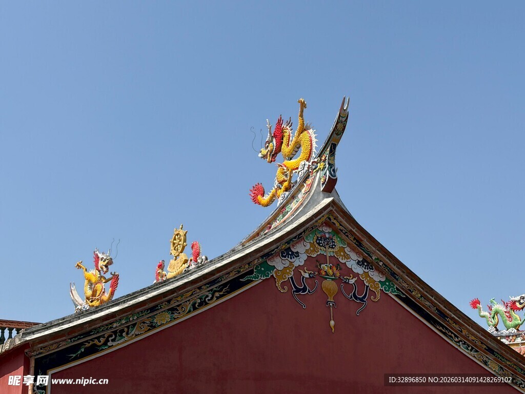 中式古建屋顶装饰特写