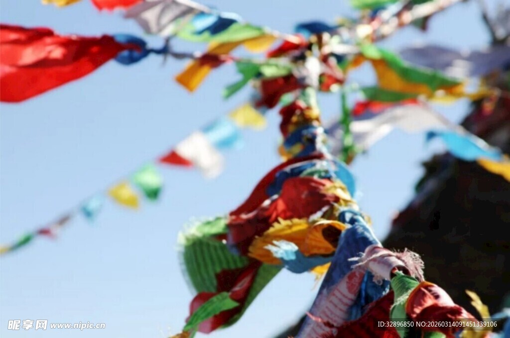 五彩经幡飘扬