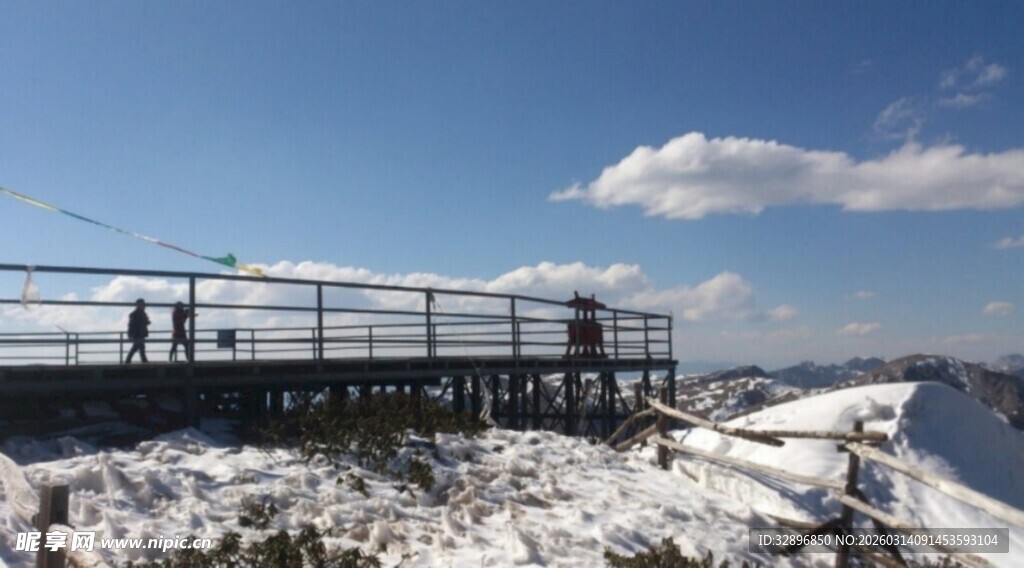 雪山上的观景台