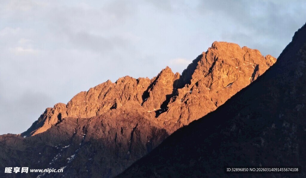 夕阳下的壮丽山景