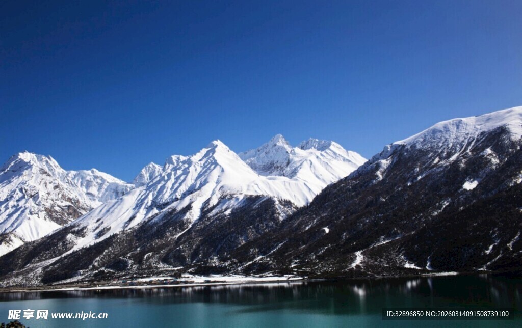 雪山下的宁静湖泊