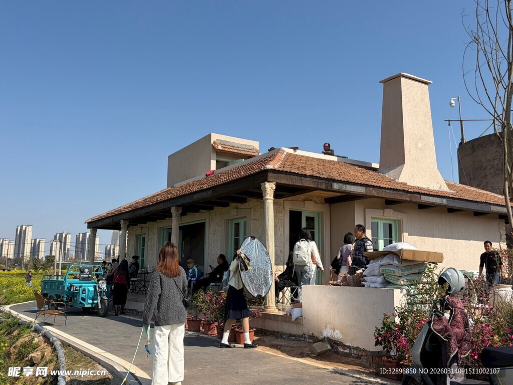 户外小屋前的热闹场景