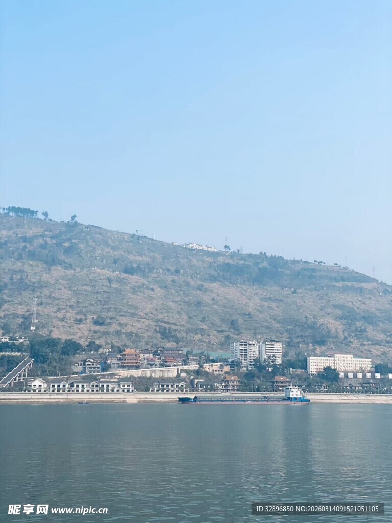 湖畔山景宁静自然风光