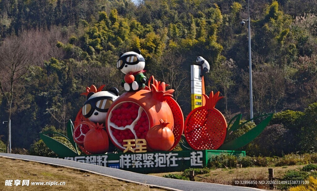 儿童骑红色卡通造型游乐车