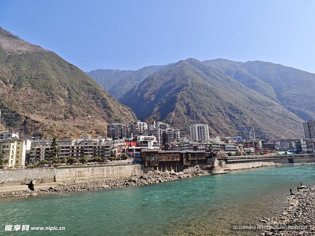 江边小城山水相依美景