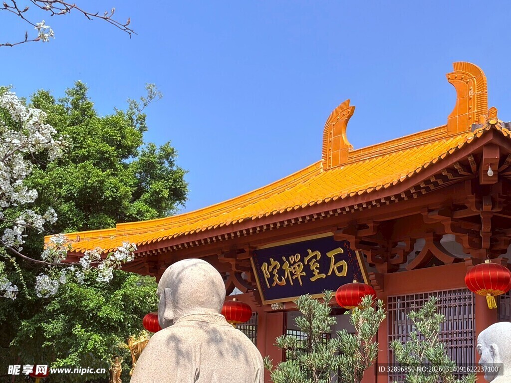 古色牌坊下的静谧景致