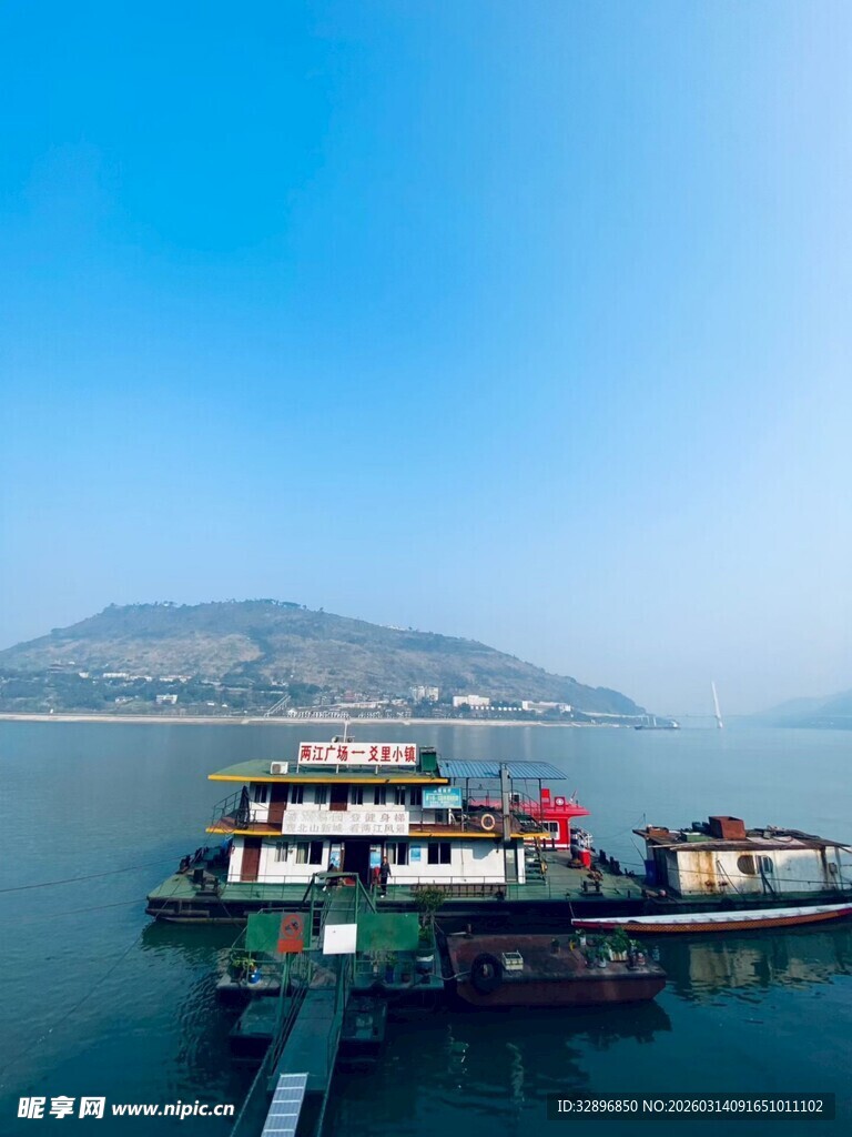 湖畔码头船只停泊美景