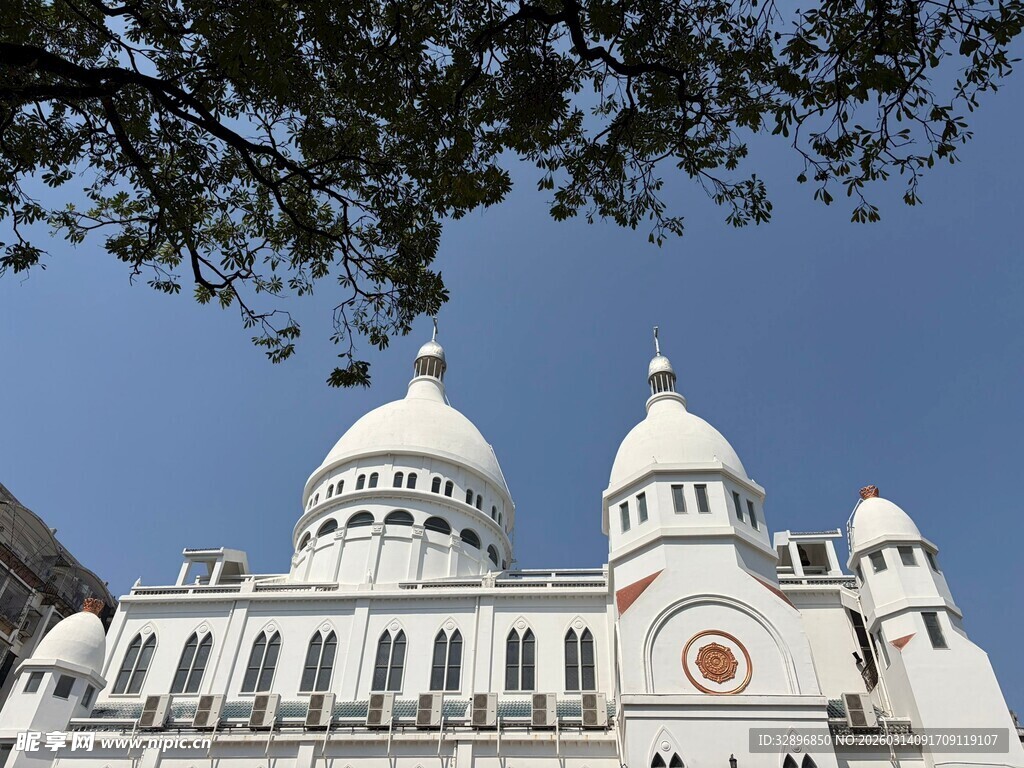白色圆顶建筑外观
