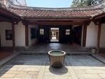 古宅庭院内的古朴大缸