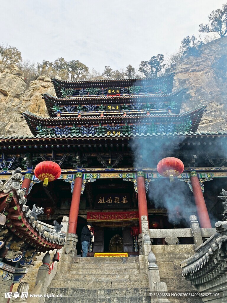 古寺香烟袅袅的中式建筑