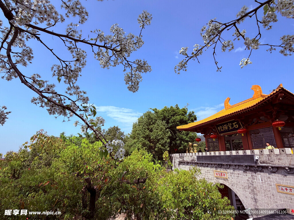 古桥旁的中式建筑美景