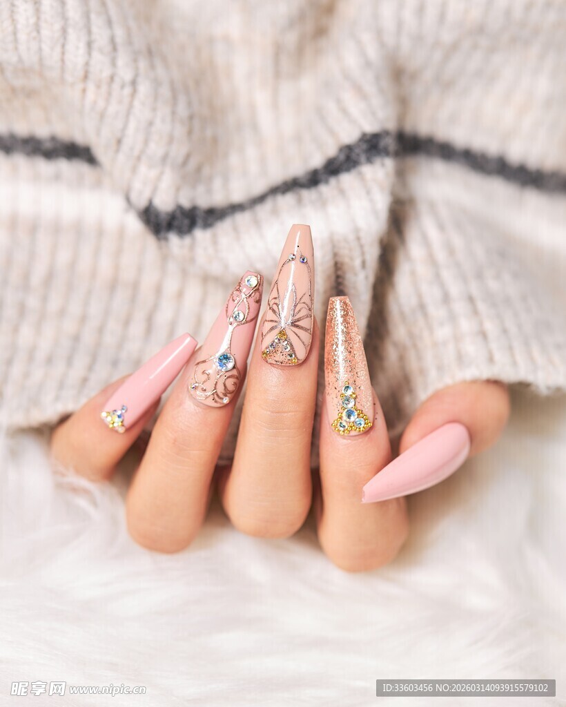 粉色精致美甲展示