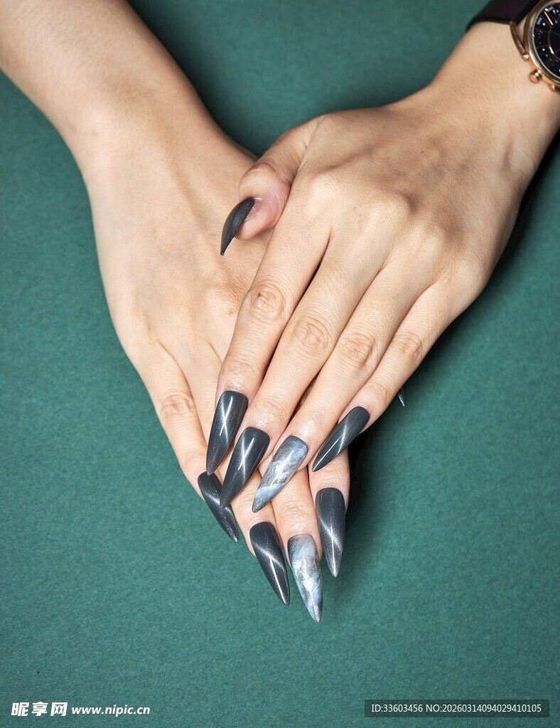 时尚美甲展示的修长美手