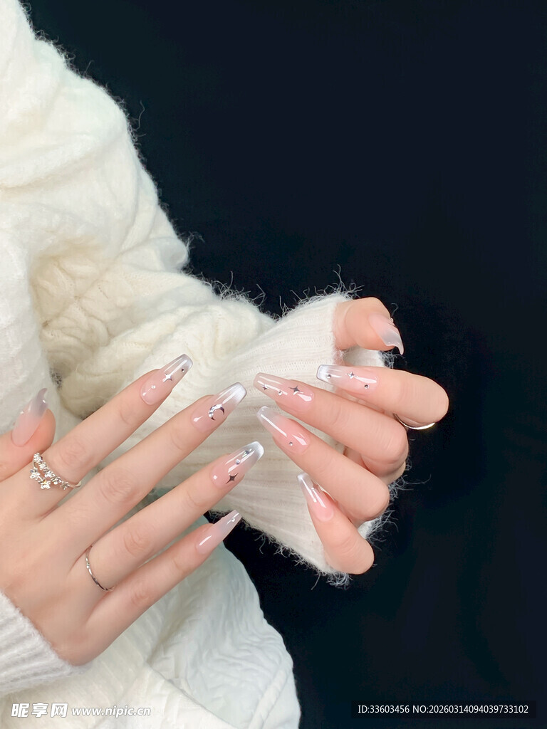 女性手部美甲饰品展示