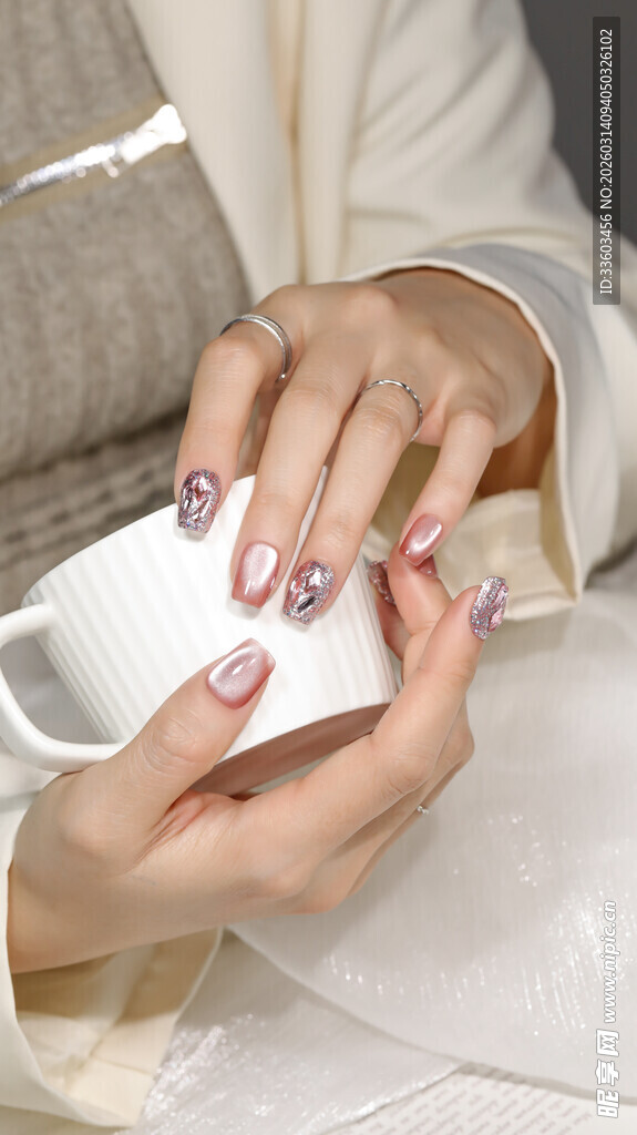 精致美甲女性手持白杯