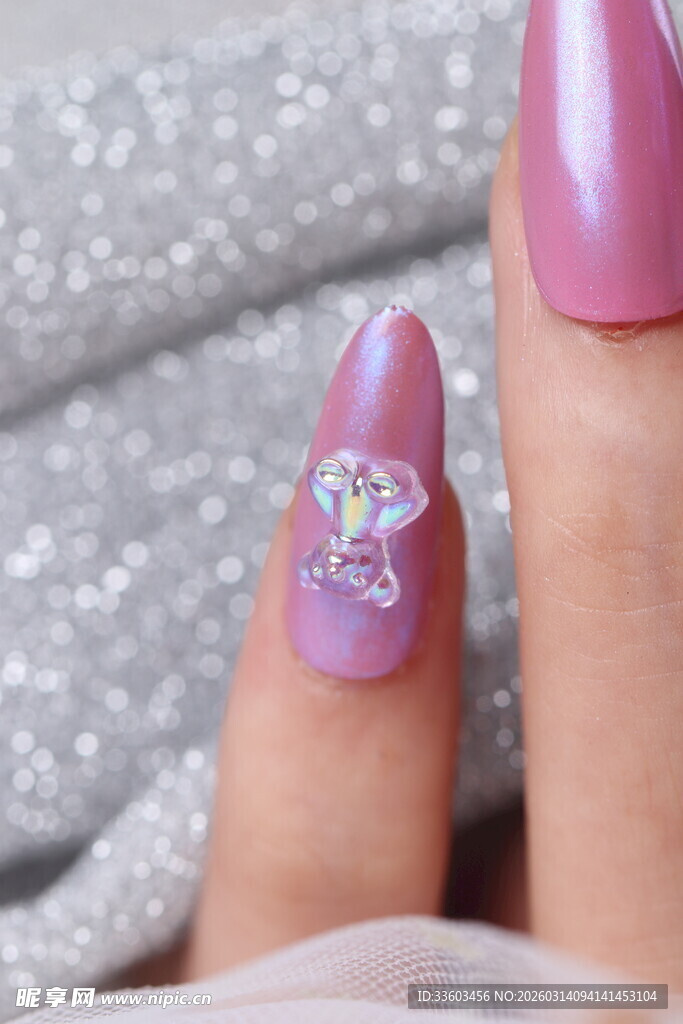 精致美甲配闪闪装饰