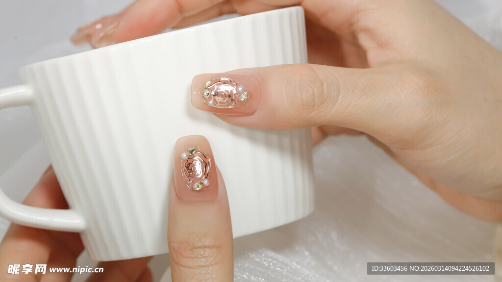 精致美甲手捧白色杯子