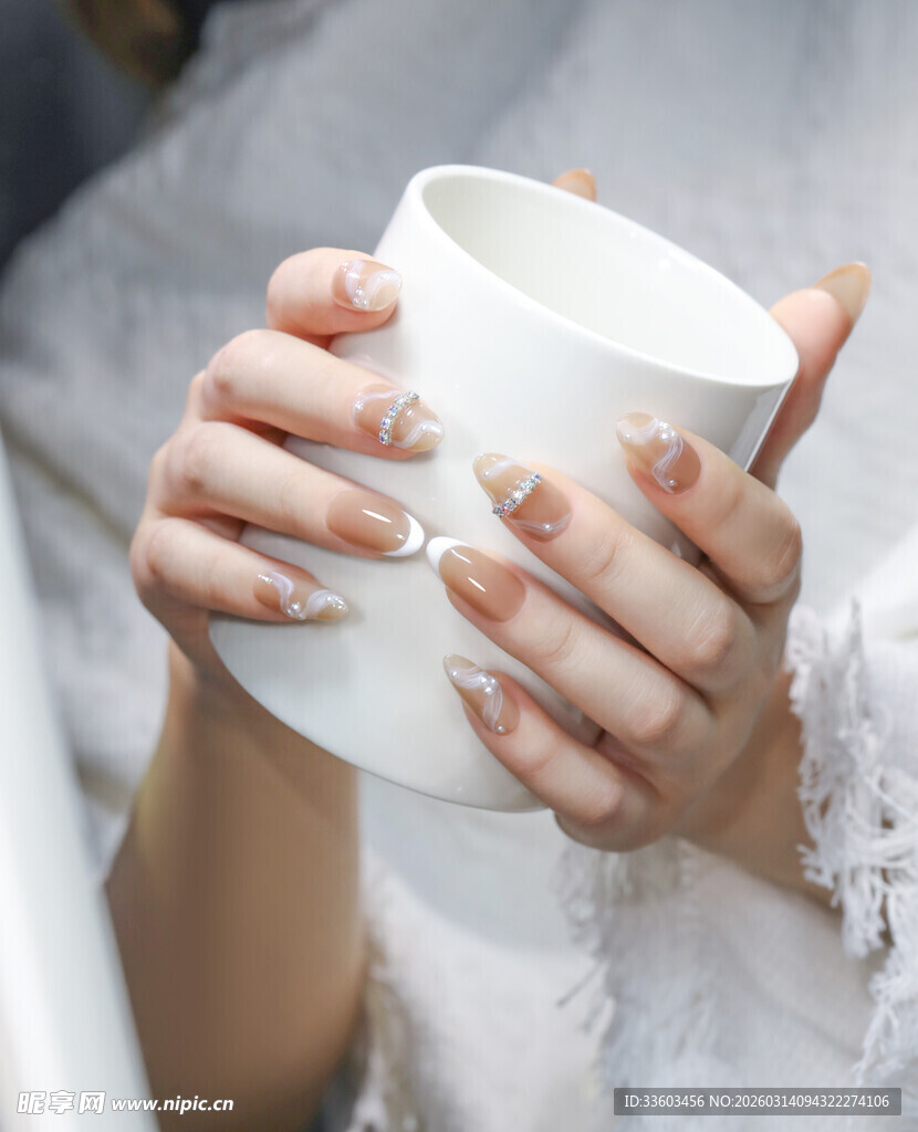 双手捧白色杯子特写