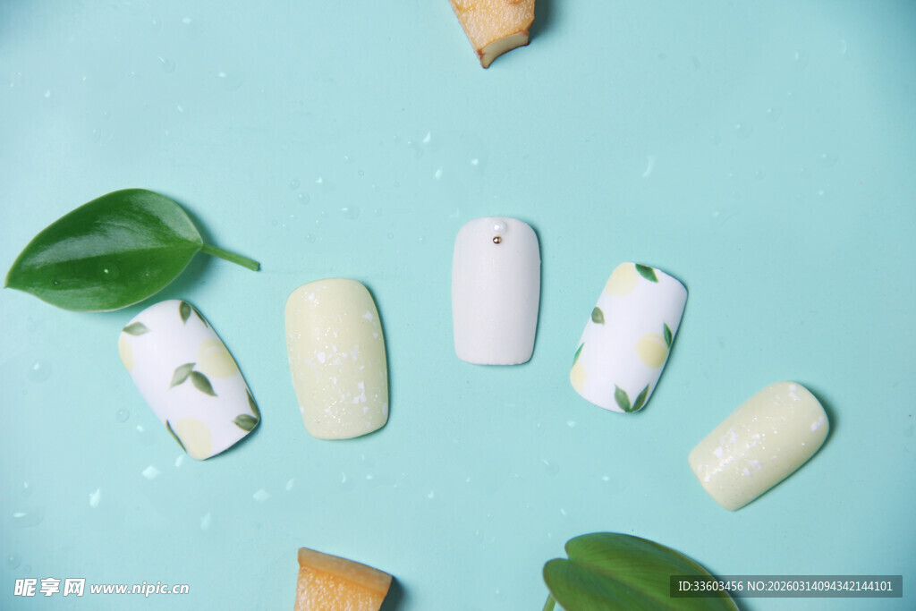 多彩美甲贴片与绿叶搭配