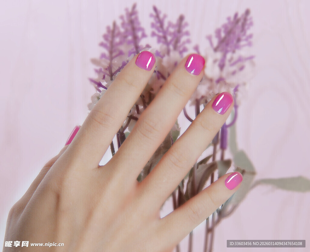 粉色美甲配精致花朵装饰