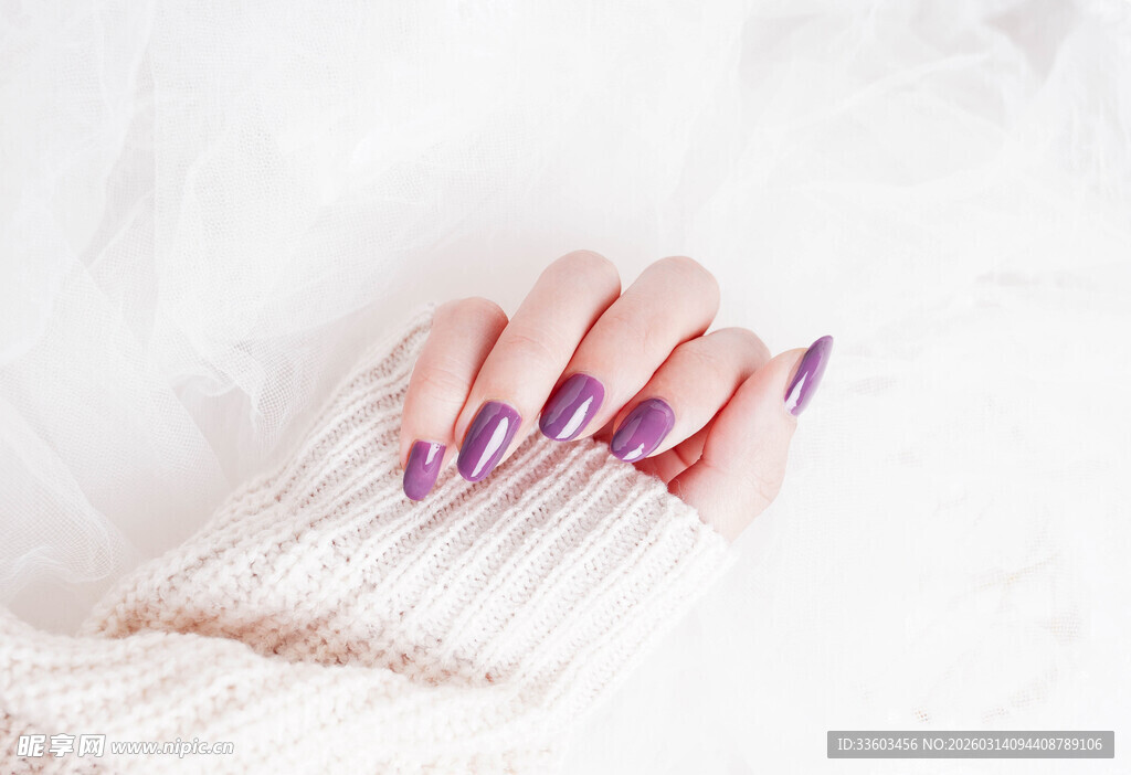 紫色美甲搭配白色毛衣