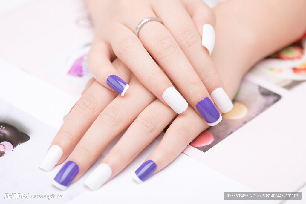 时尚紫色美甲手部特写