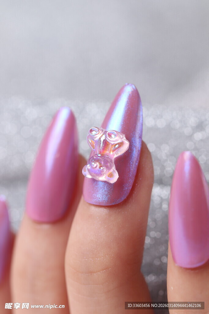 梦幻粉美甲配可爱小熊装饰