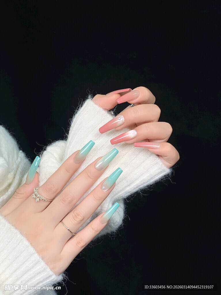 精致蓝美甲的双手特写