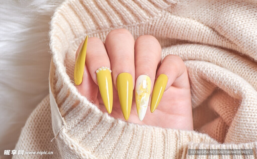 黄色美甲搭米色针织衫