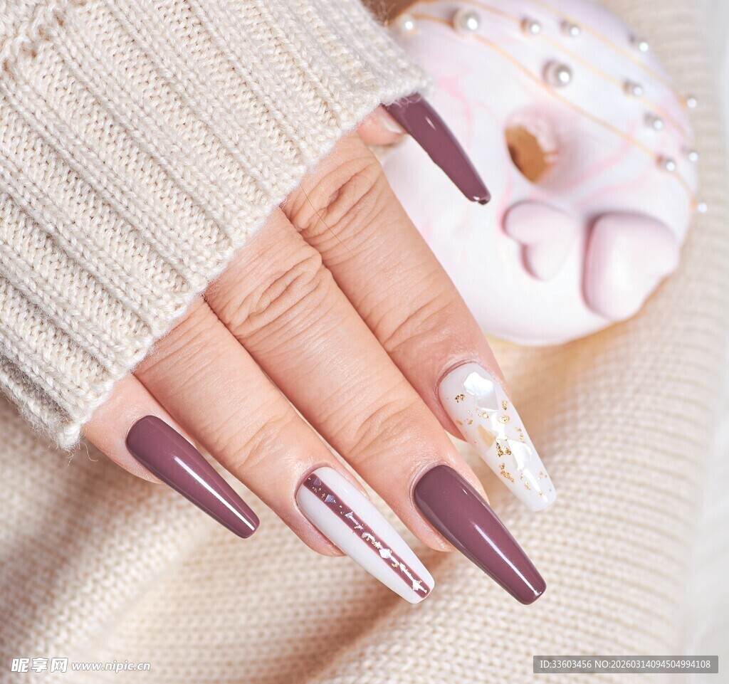 时尚美甲与甜甜圈的精致搭配