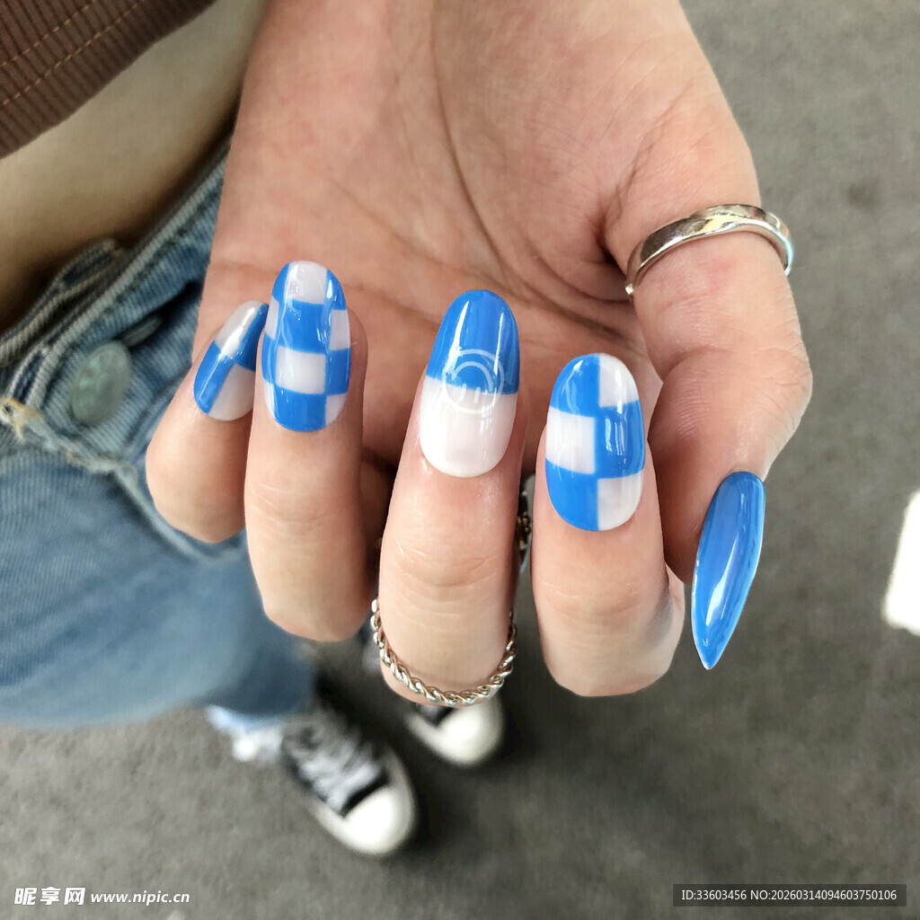 蓝白棋盘格美甲展示