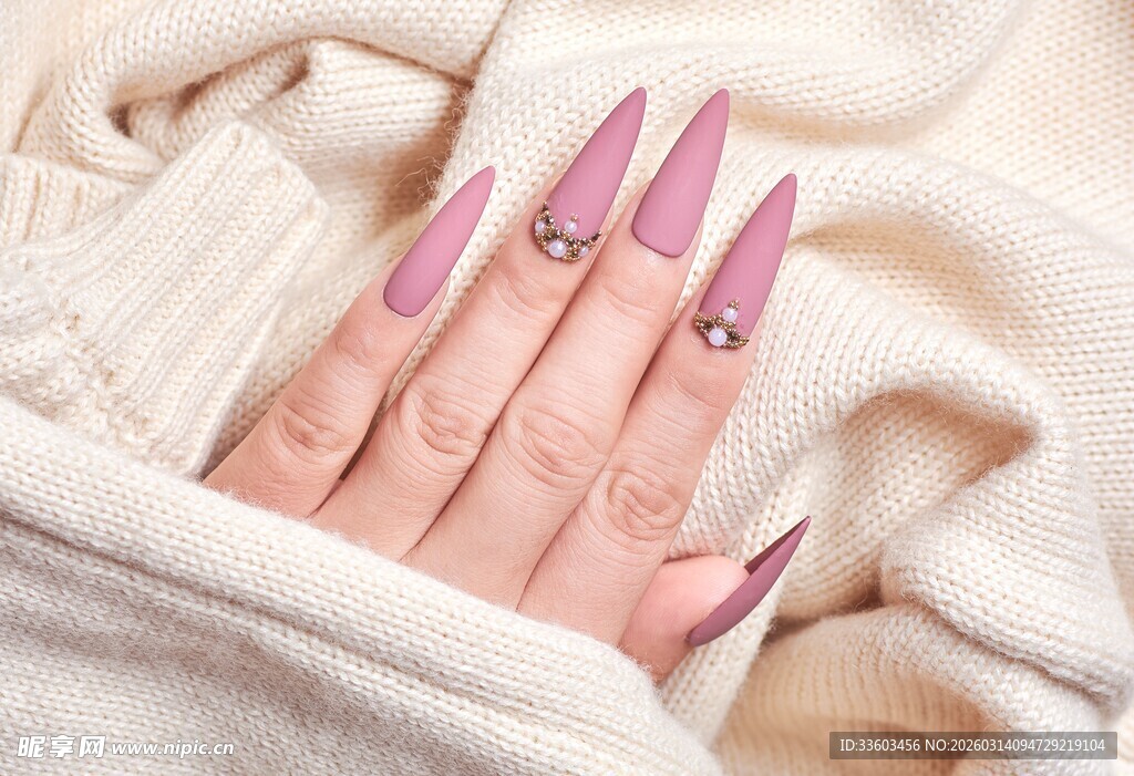 粉色尖形美甲特写