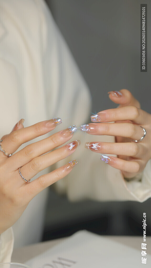 精致美甲搭配多枚戒指