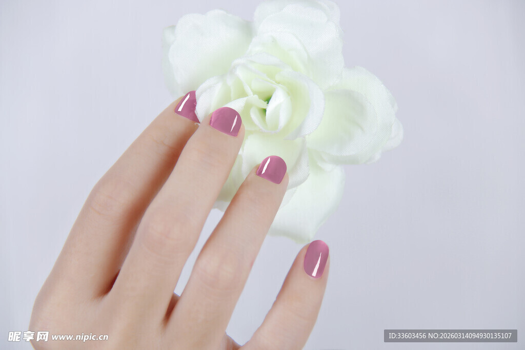 美甲手与白花特写
