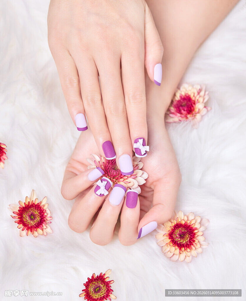 精致美甲搭配美丽小花