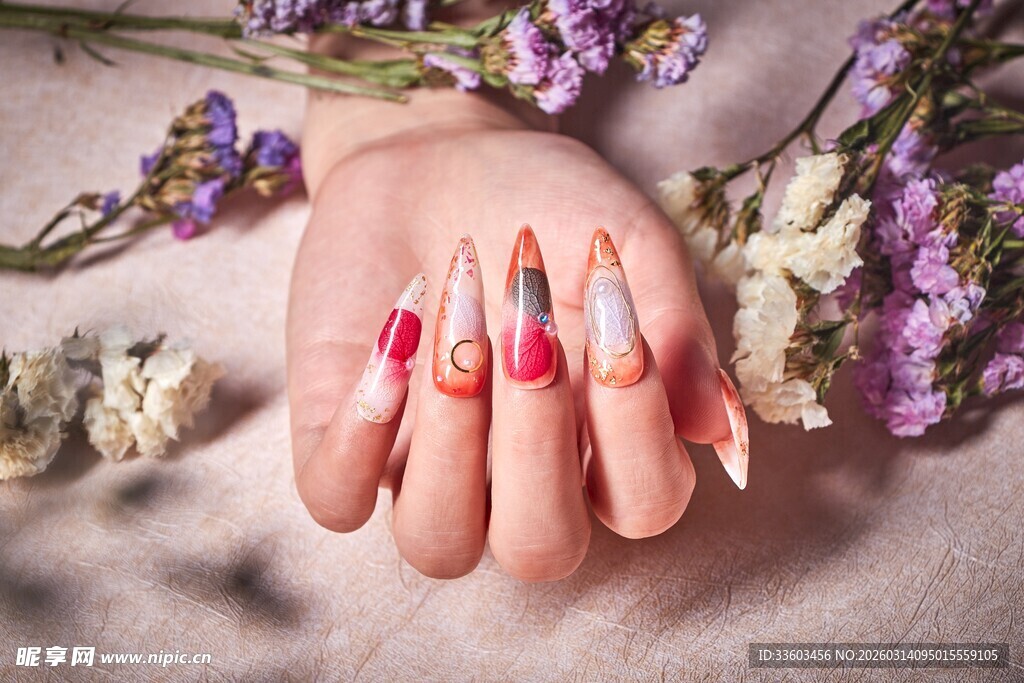 绚丽美甲搭配花卉装饰