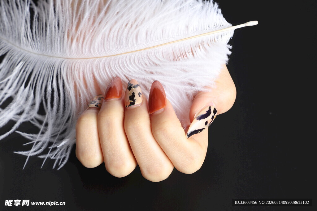 精致美甲搭配白色羽毛装饰