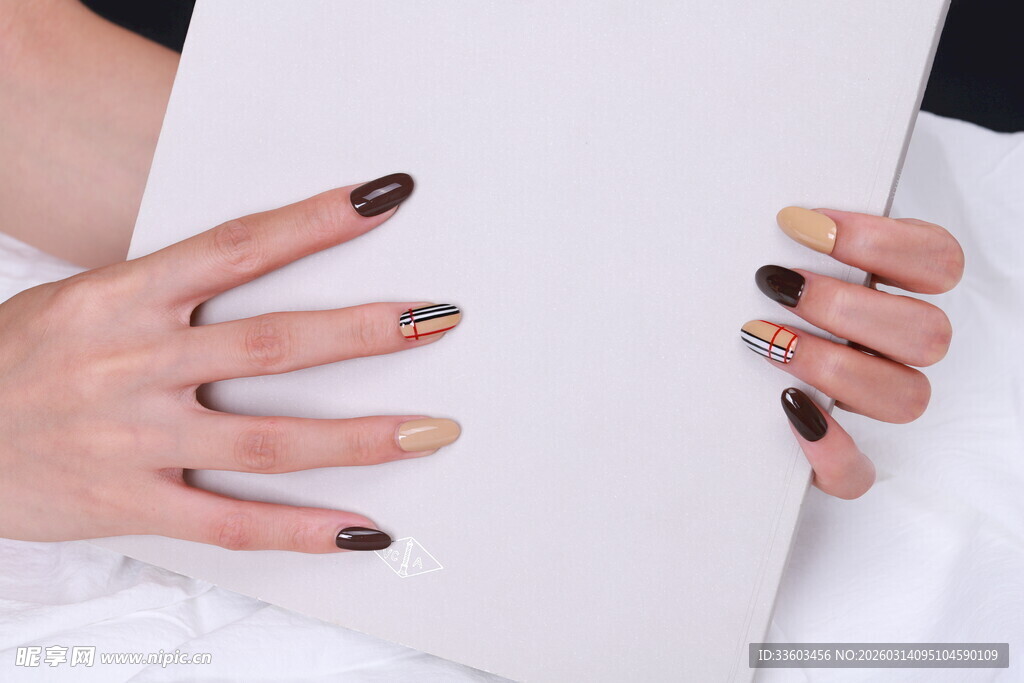 时尚美甲手部特写展示