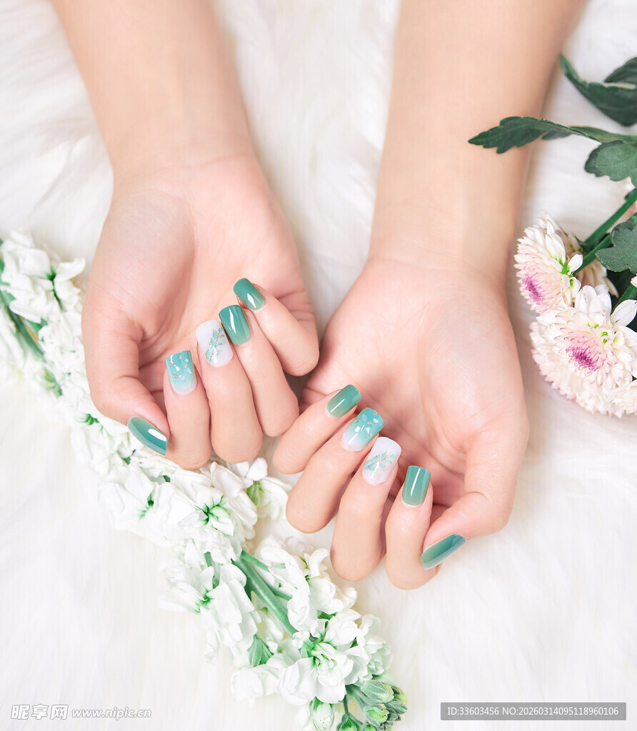 清新美甲的女性双手展示