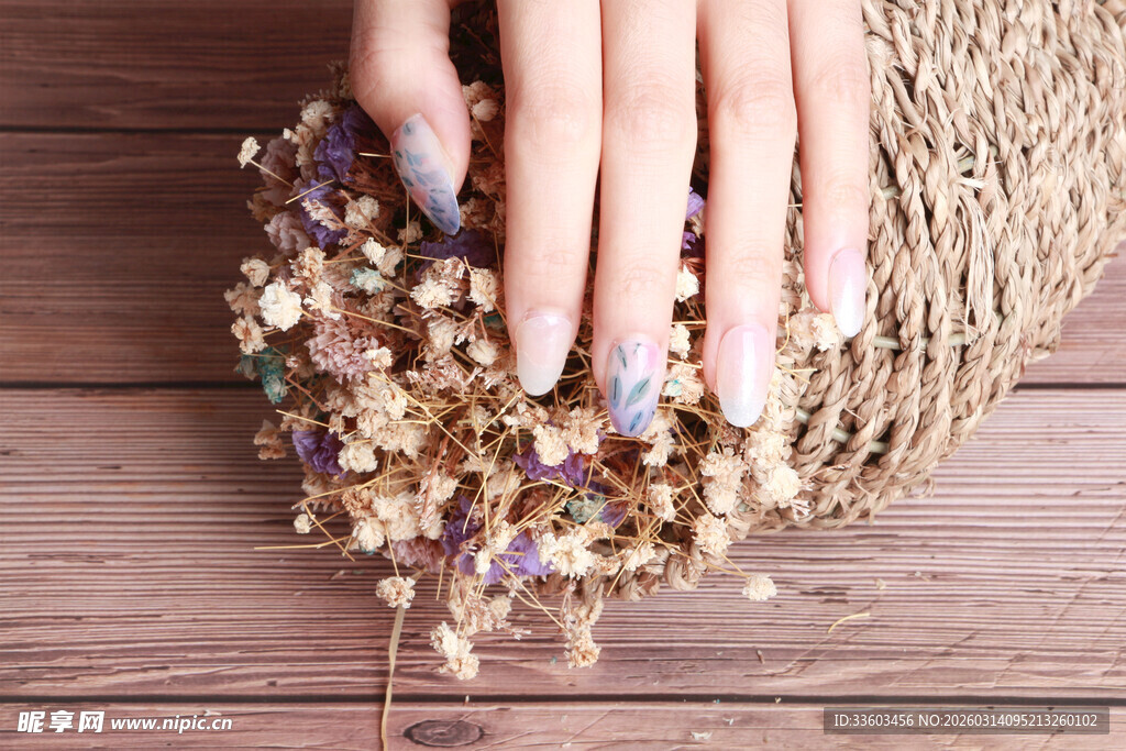 美甲美手搭配干花装饰