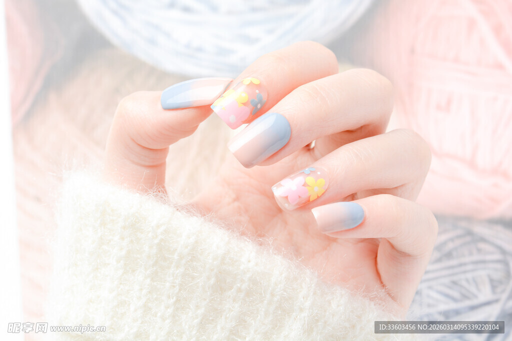 多彩美甲搭配温暖毛绒手套