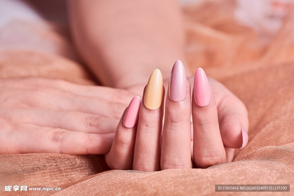 精致美甲手部特写