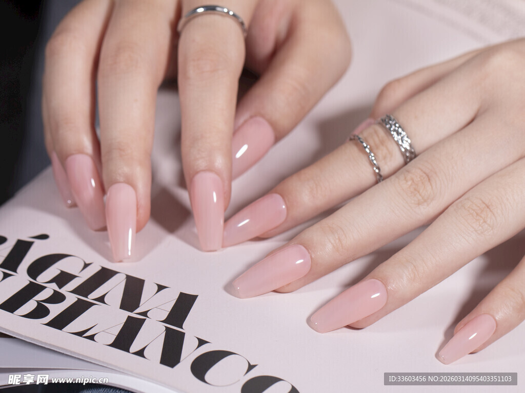 优雅裸色美甲与精致戒指