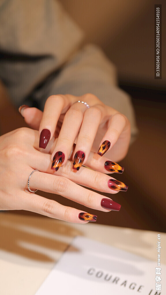 精致美甲手部特写