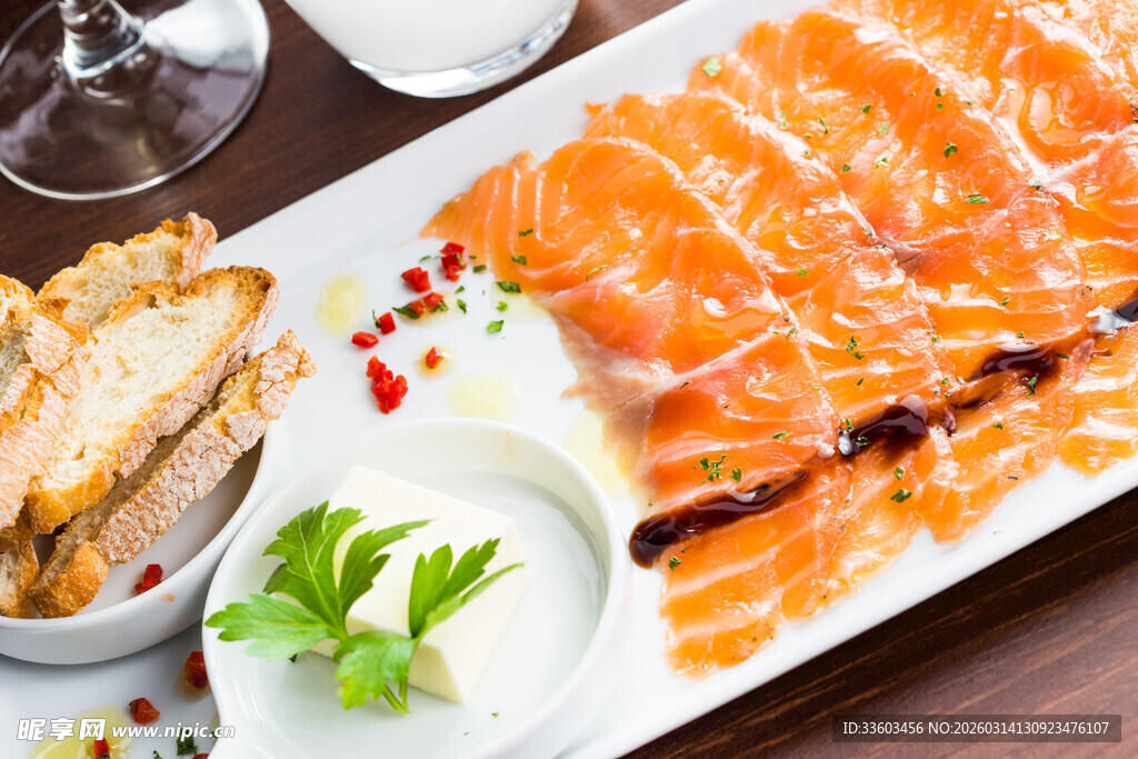 美味三文鱼拼盘配小食